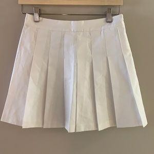 White aritzia tennis skirt tags on